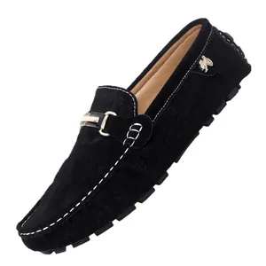 Mocassins classiques en daim noir pour hommes avec design léger et détail boucle dorée.