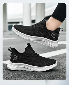 Ανδρικά μαύρα αθλητικά παπούτσια flyknit με αναπνεύσιμο πλέγμα και παχιά λευκή σόλα.