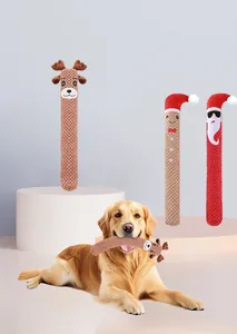 Detailansicht langer weihnachtlicher Plüsch-Hundekauspielzeuge mit einem Golden Retriever Hund