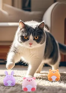 Détail montrant de mignons jouets en peluche pour chats dans un cadre domestique douillet.