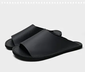 Détail de sandales noires minimalistes pour hommes avec finition mate et coutures soignées.