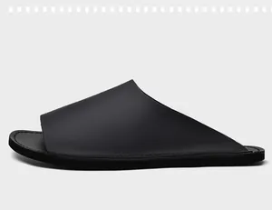 Détail de profil latéral de claquettes de plage noires minimalistes pour hommes de qualité