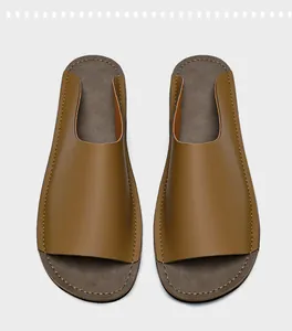 Vue de dessus détaillée de claquettes d'extérieur en cuir olive pour hommes, chic