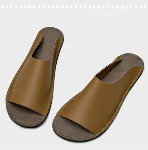Vue détaillée de sandales en cuir marron pour hommes avec des semelles cousues à la main.