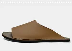 Vue latérale de sandales homme en cuir marron avec semelle en caoutchouc noir.
