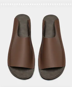 Vue de dessus de sandales en cuir marron pour hommes avec surpiqûres et style épuré