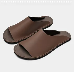 Détail de haute qualité de claquettes en cuir marron minimalistes pour hommes