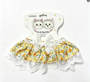 Collar floral para mascotas con encaje blanco y lazo en tarjeta de presentación