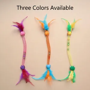 Vue détaillée de jouets pour chats en maille élastique avec plumes et cloches en trois couleurs