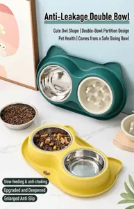 Gros plan de gamelles doubles pour animaux en forme de hibou avec inserts en acier inoxydable.