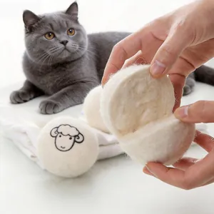 Innenseite eines handgefertigten Wollballs für Katzen mit Schafmotiv-Detail