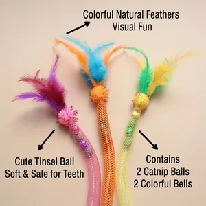 Détail du bâton pour chat en maille avec herbe à chat et cloches