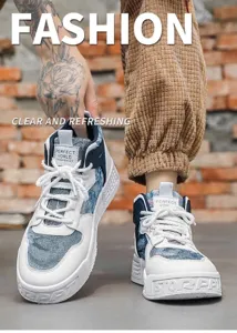 Detailweergave van mid-top sneakers met bos olieverfpatroon en platformzool