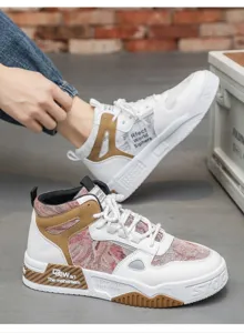 Detailopname van mid-top herensneakers met bos olieverfschilderij patroon en dikke zool