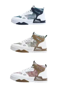 Drie paar retro mid-top sneakers met artistieke olieverfpatronen en dikke plateauzolen.