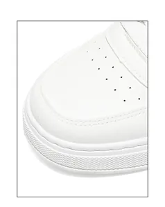 Détail en gros plan du bout d'une basket blanche avec perforations