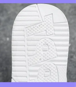 Close-up detail van de witte rubberen buitenzool met duurzaam antislip profiel