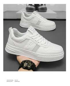 Vue détaillée des baskets rétro en maille blanche avec texture et logo en relief.