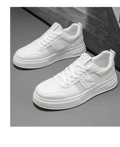 Vue détaillée de baskets blanches en mesh au design rétro avec logo K embossé.
