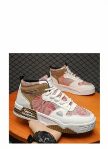 Zijaanzicht detail van retro high-top sneakers met bos-olieschilderij patroon accent
