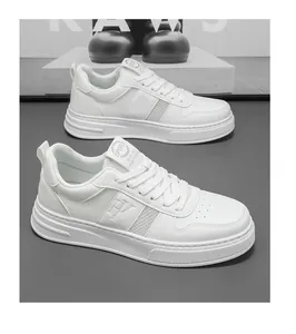 Vue détaillée de baskets basses en maille blanche aux textures rétro et semelles épaisses