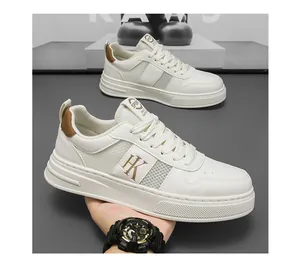 Gros plan sur des baskets de sport rétro en maille blanche avec logo HK doré et talon brun