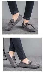 Detailansicht grauer Wildleder-Mokassins mit brauner Schleife, stilvolle Freizeitschuhe.