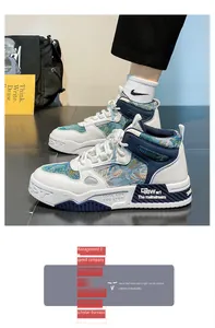Zijzicht van retro hoge plateau sneakers met bos olieverfschildering patroon.