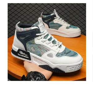 Gedetailleerde close-up van het retro bos-olieschilderpatroon op hoge sneakers