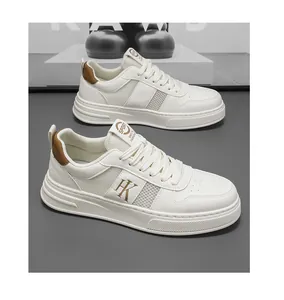 Vue détaillée des baskets rétro en maille avec accents marrons et logo HK stylé.