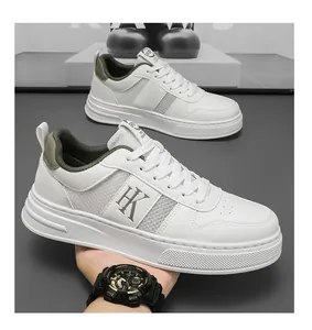 Gros plan détaillé de baskets rétro pour hommes en mesh blanc avec un logo HK