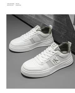 Vue détaillée de baskets rétro en mesh blanc et vert avec logo HK sur le côté
