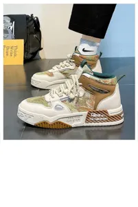 Close-up van retro hoge sneakers met bos olieverfpatroon en dikke zool
