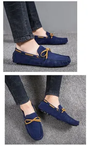 Detailansicht blauer Wildleder-Loafer mit gelber Schleife und Noppensohle
