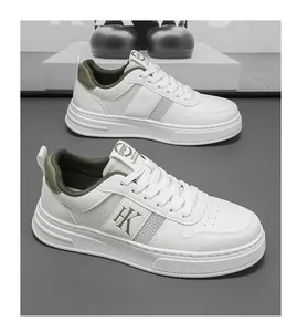 Vue détaillée de baskets en mesh rétro blanches avec logo HK et accents olive.
