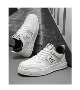 Vue détaillée des baskets basses en mesh blanc avec accents rétro noirs et logo K