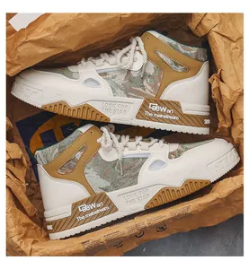Retro high-top sneakers met bos olieverfpatroon in rustieke bruine papieren verpakking