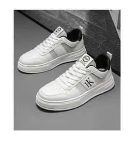 Baskets basses blanches élégantes avec panneaux en mesh respirant et logo HK noir