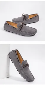 Detailansicht grauer Wildleder-Mokassins mit eleganter Schleife und Noppensohle.