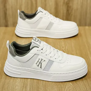 Baskets basses rétro en mesh pour hommes au design minimaliste blanc et gris chic