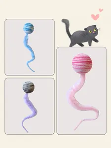 Vista dettagliata di palline di peluche per gatti con code luccicanti in rosa, blu e grigio