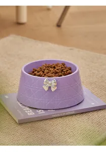 Vue détaillée d'un bol pour animaux violet avec motif losanges et nœud argenté
