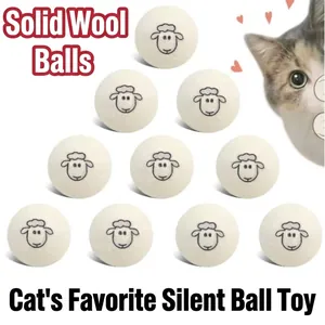 Detailansicht weißer Wollknäuel-Katzenspielzeuge mit süßem Schafgesicht-Aufdruck im Set.