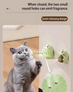 Λεπτομέρεια παιχνιδιού με μπάλα catnip σε σχήμα ψαριού με τρύπες οσμής και γάτα.
