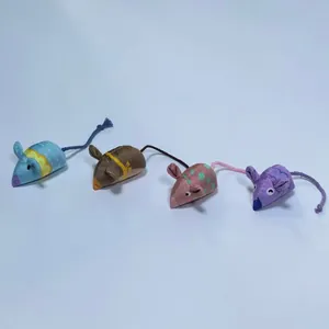 Set di quattro colorati giocattoli per gatti in peluche a forma di topo con code di corda