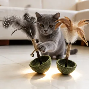 Grijze Britse korthaar kitten speelt met verenspeelgoed op een lichte tegelvloer