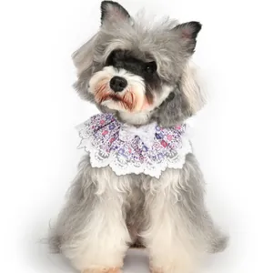 Elegante collar de babero floral para mascotas con encaje blanco y lazo para gatos