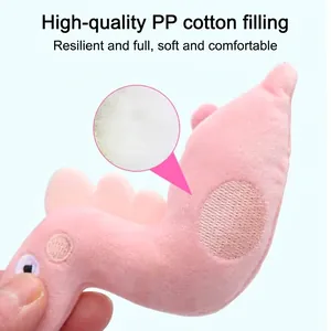 Dettaglio dell'imbottitura in cotone PP di qualità in un simpatico peluche rosa con erba gatta