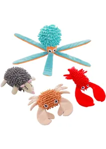 Vue détaillée de quatre jouets pour chiens en chenille et peluche en forme d'animaux marins