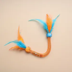 Détail du jouet élastique pour chat avec plumes vives et boules de clinquant